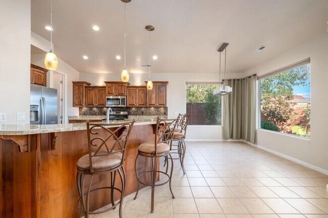 Building Photo - This beautiful Gem is ready for you to move into now.  Stunning views, spacious floor plan. Call ...