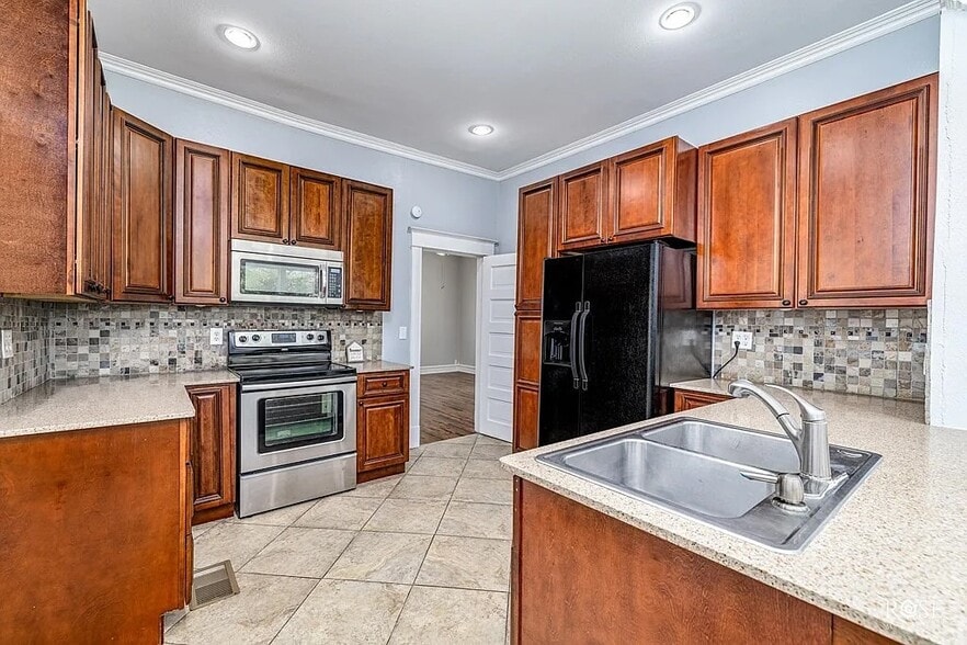 Building Photo - 2 N Adams St