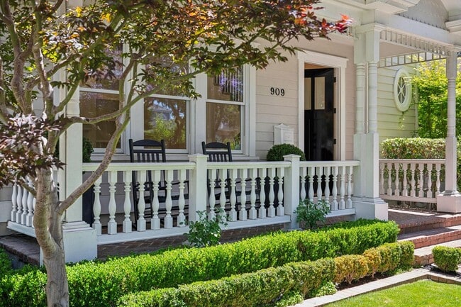 Building Photo - Luxurious Home in Downtown Palo Alto Available Now