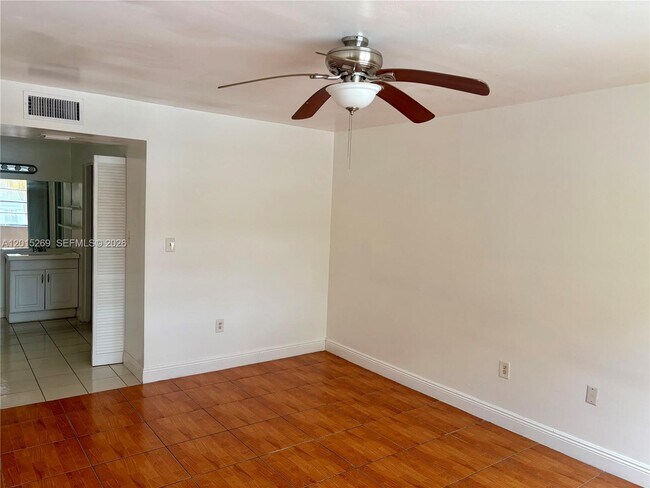 Building Photo - 4304 NW 9th Ave