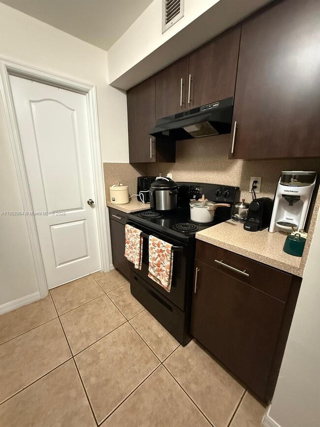 Building Photo - 13 S Royal Poinciana Blvd
