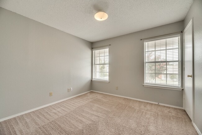 Building Photo - 4/2/2 in well established neighborhood