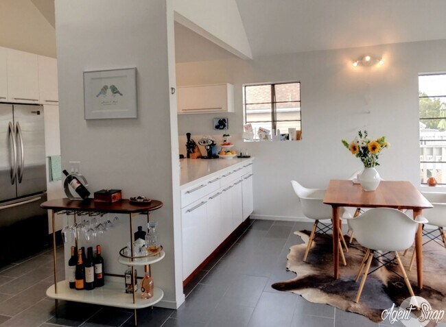 Building Photo - Rare 3 bed 2 bath Townhome available now.