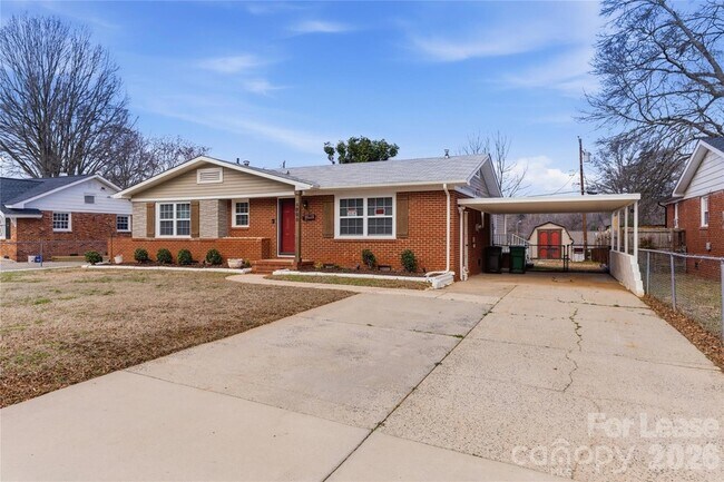 Building Photo - 4000 Fieldcrest Rd