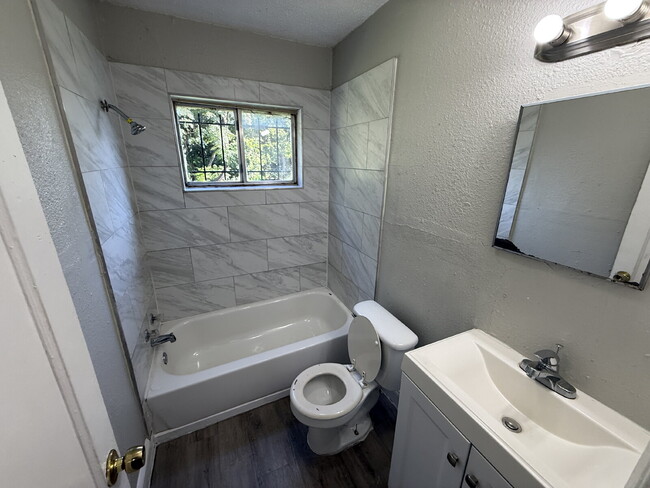 Building Photo - 2213 Lea Crest Dr