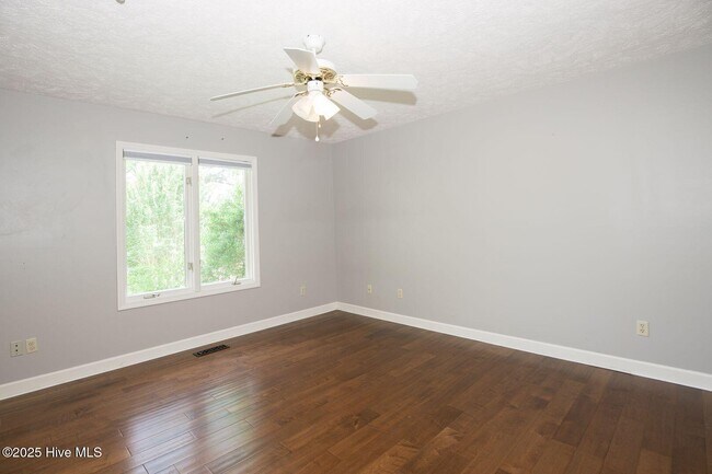 Building Photo - 1205 Greenbriar Dr
