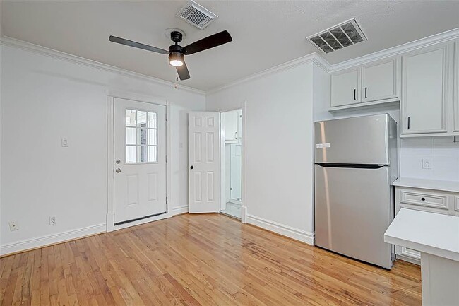 Building Photo - 406 Pecore St
