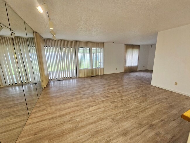 Building Photo - Check out this 6 month lease price(June thru November) on Moses Lake Golf Club 9th tee box!