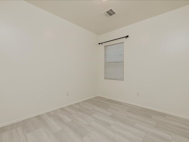Building Photo - 3 Bedroom 2 Bathroom With Den      SOLAR PANELS! BRAND NEW FULL INTERIOR PAINT!! BRAND NEW EPOXY ...