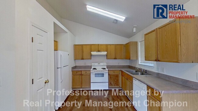Building Photo - 3 BD/2BA Home with Sunny Floorplan and Eat-in Kitchen