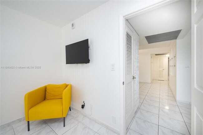 Building Photo - 2030 S Ocean Dr