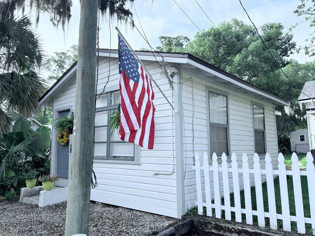 Building Photo - 509 Live Oak St