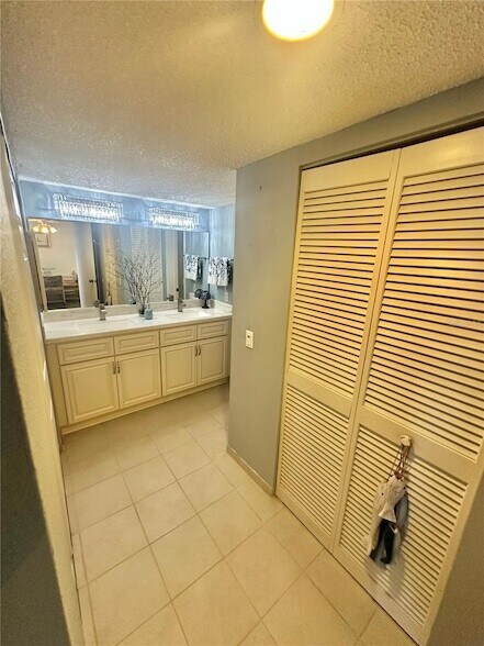 Building Photo - 6035 Sea Ranch Dr