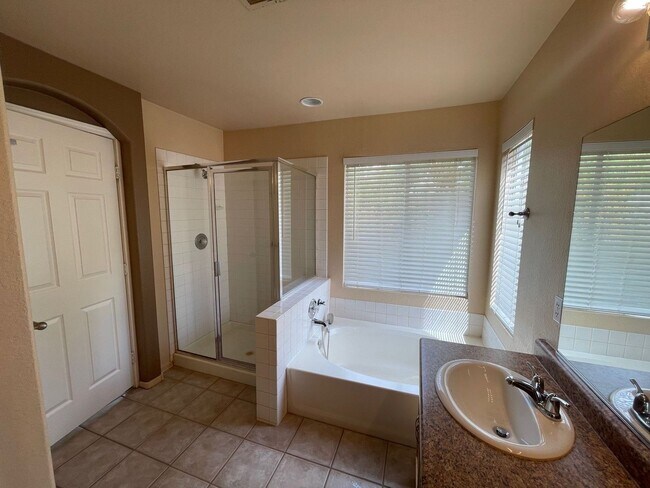 Building Photo - CHARMING 3BD/2BA HOME NEAR ELKHORN