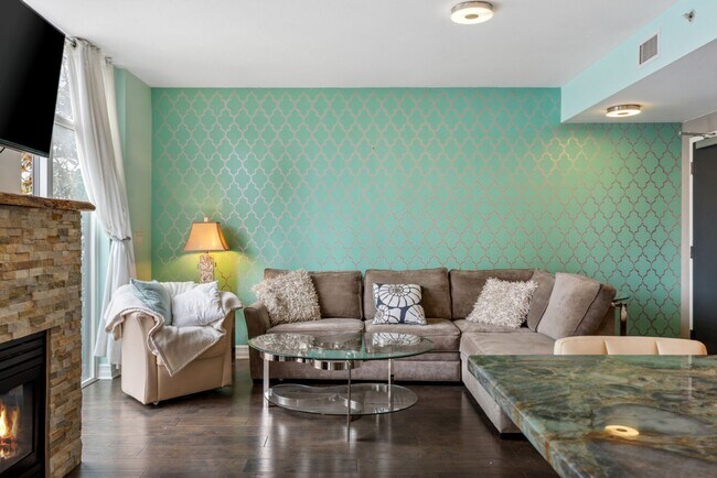 Building Photo - Modern 2-Bedroom Condo with Premium Amenities in Downtown San Diego