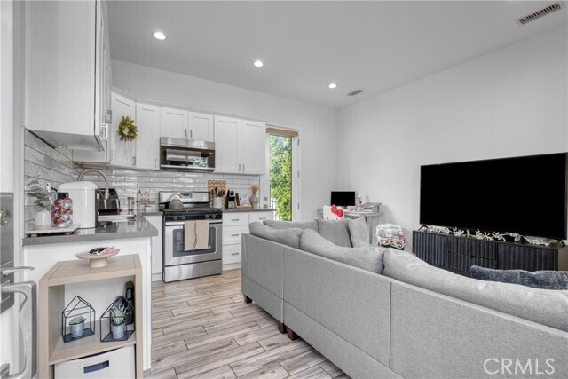 Building Photo - 7302 Woodley Ave