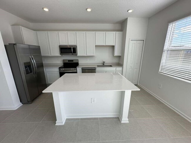 Building Photo - 2742 Skyline Lp