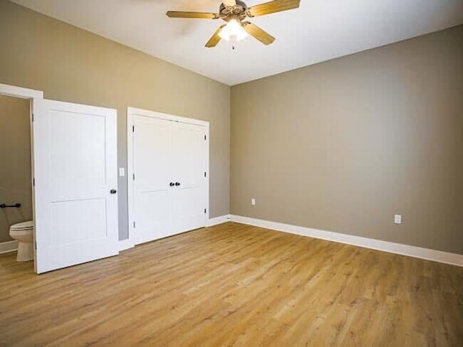 Building Photo - 13 Fernwood Dr