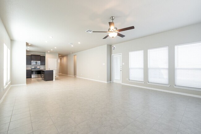 Building Photo - Stunning 4-Bedroom Home in Villages of Wes...