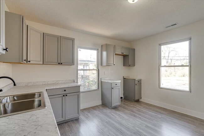 Building Photo - 2210 Milne St