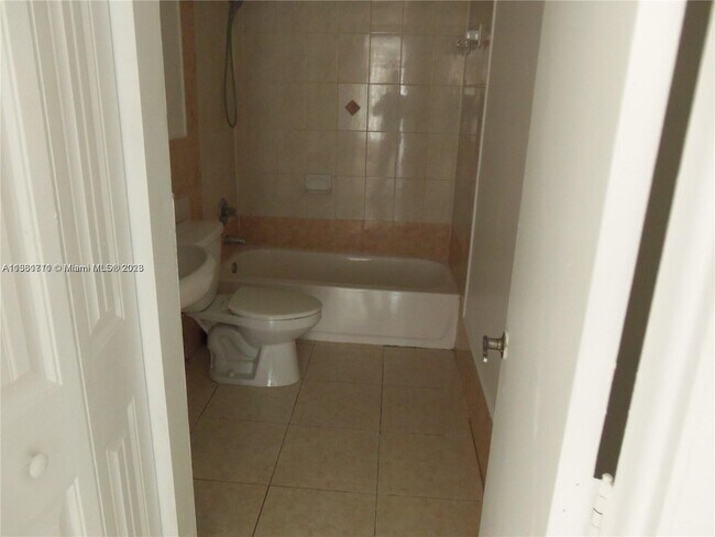 Building Photo - 4156 Inverrary Dr
