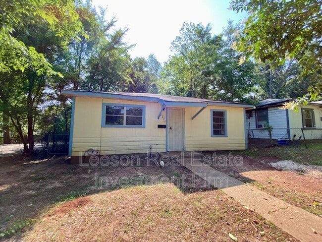 Building Photo - 2221 Freewater St