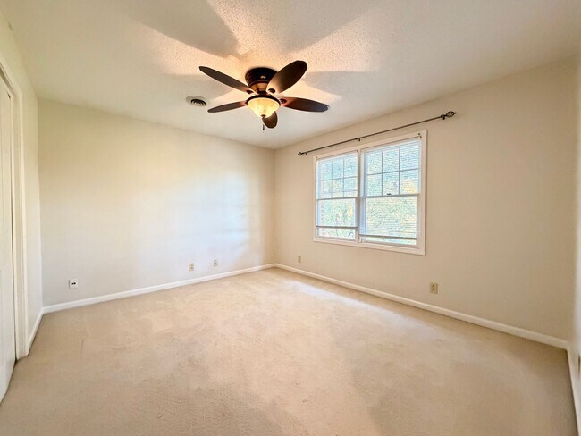 Building Photo - 1402 E Rhett Butler Rd