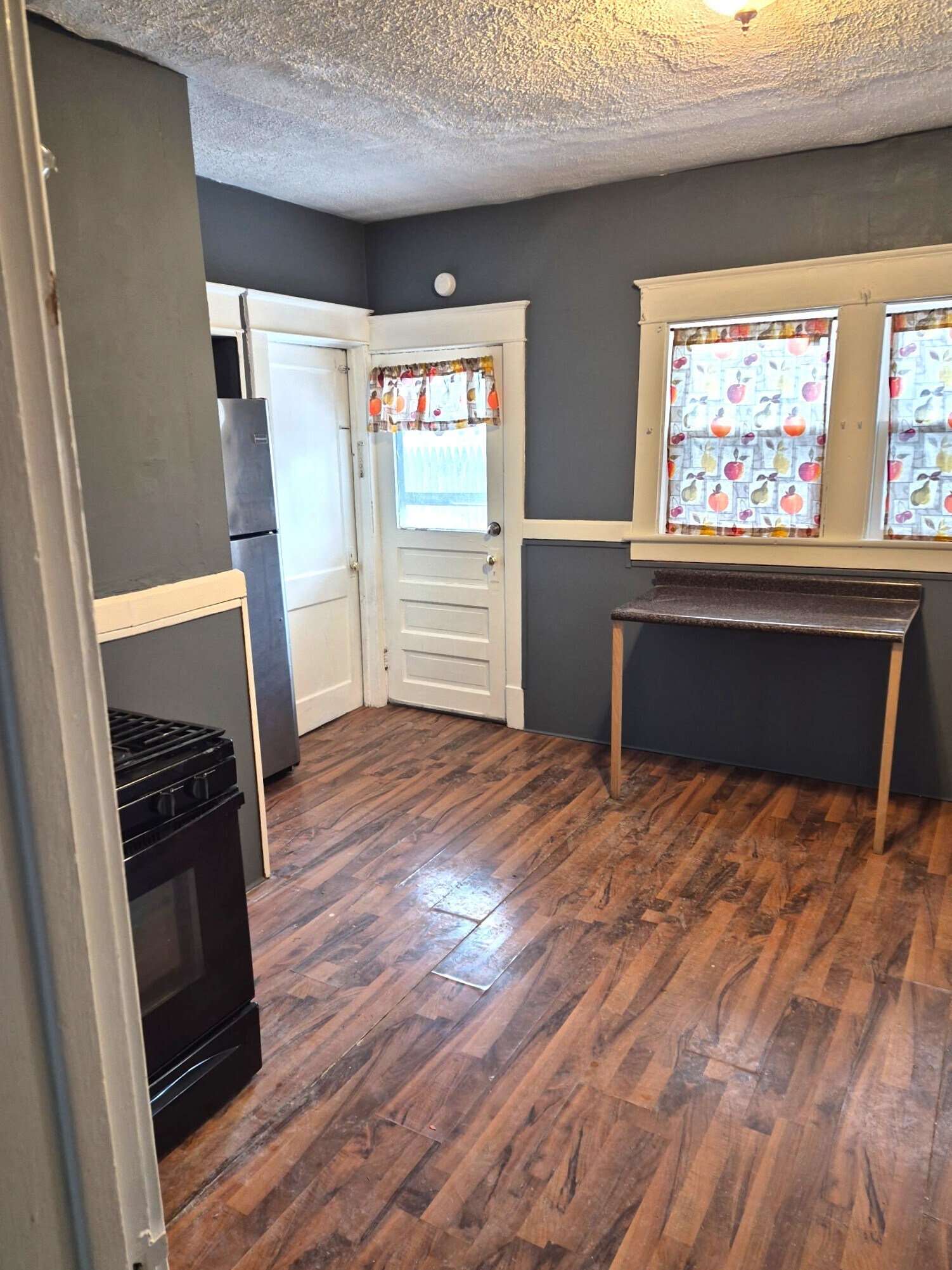 Building Photo - 519 E 9th St