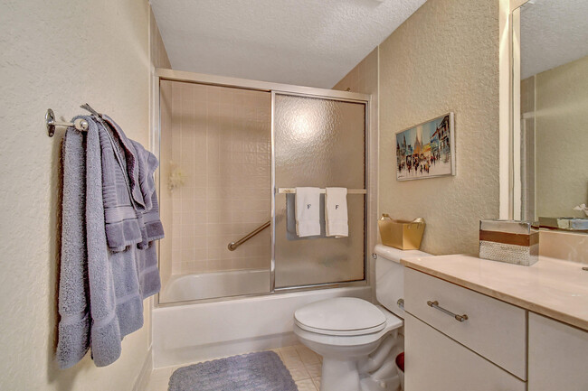 Building Photo - 5842 Crystal Shores Dr
