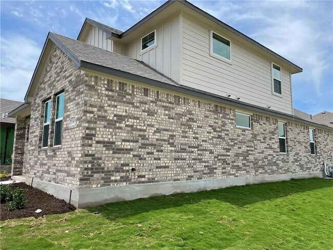 Building Photo - 609 Paddock Ln