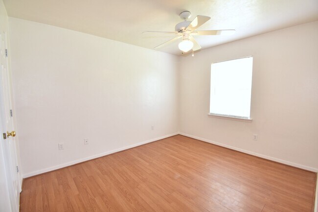 Building Photo - 3/2 House @ Palm Grove