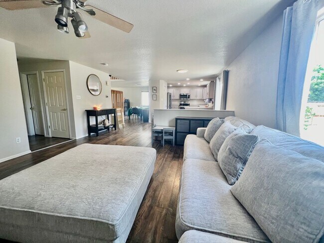 Building Photo - Beautifully Updated Home In Desirable Hend...