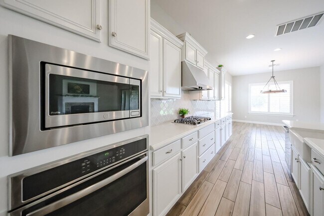 Building Photo - 1424 E Pedro Rd