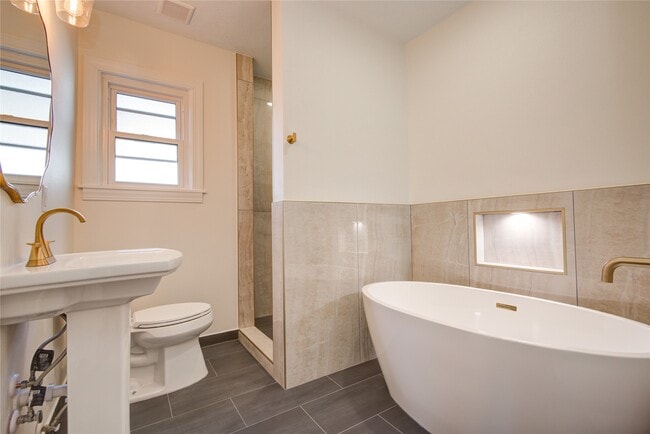 Building Photo - 2208 Blodgett St