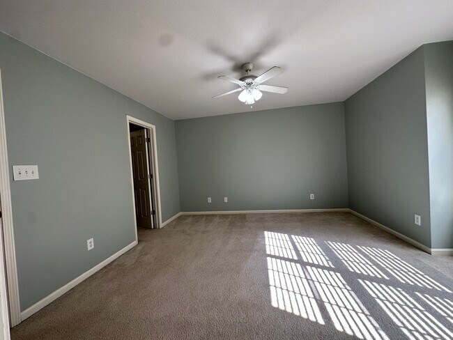 Building Photo - Townhome in a great location!