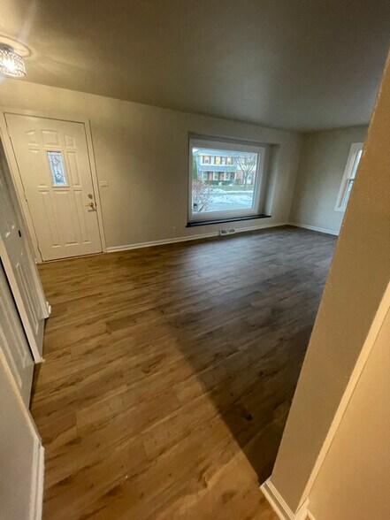 Building Photo - 5965 Teakwood Dr