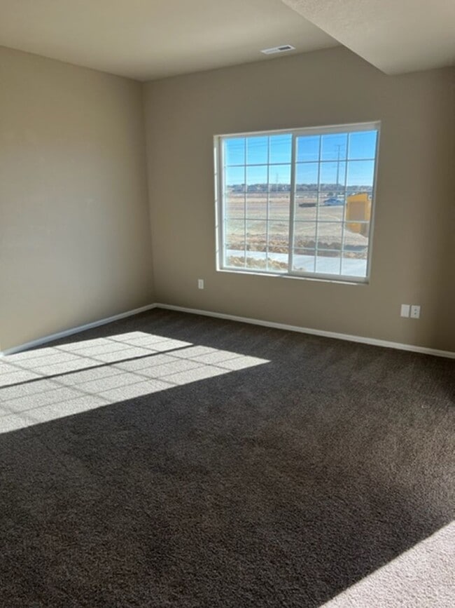 Building Photo - PRACTICALLY NEW 3 Bedroom Townhome