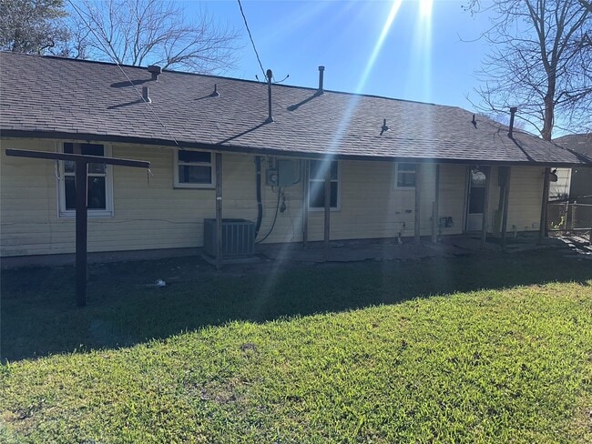 Building Photo - 5715 Beldart St