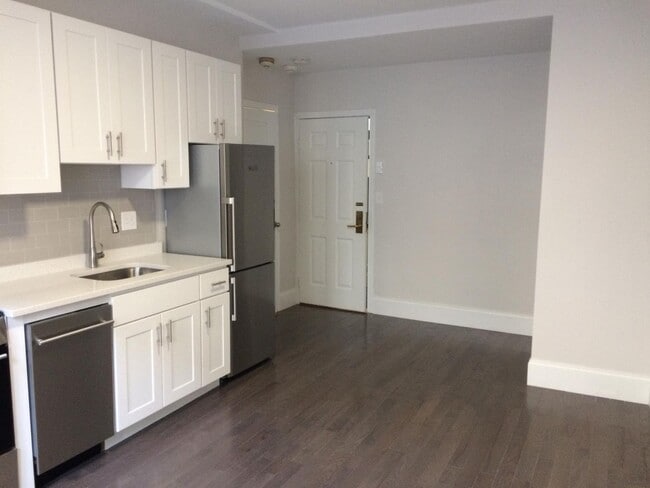 Building Photo - NO FEE!!  BACK BAY 1 BEDROOM WITH LAUNDRY IN-UNIT & RENOVATED KITCHEN