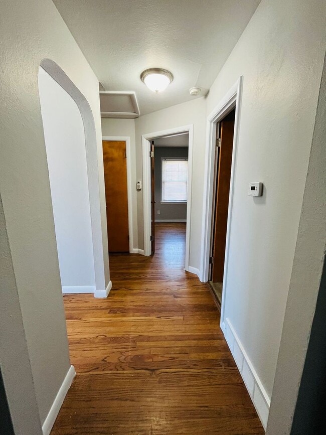 Building Photo - Adorable 3 bedroom 1 bath home!   Close to...