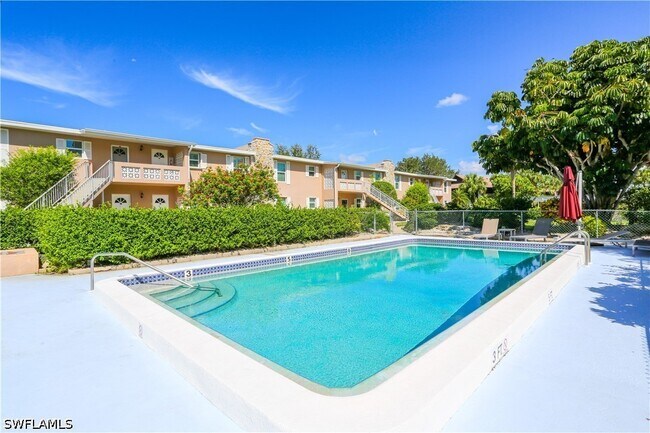Building Photo - 221 Cypress Way E