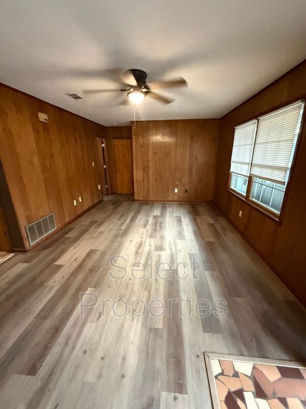 Building Photo - 819 W Matthews Ave