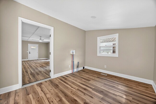 Building Photo - 2218 Holt Dr