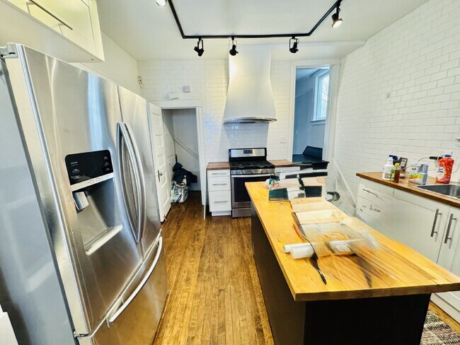 Building Photo - "Spacious 6-Bedroom Gem with Gleaming New Hardwood Floors in Minneapolis!"