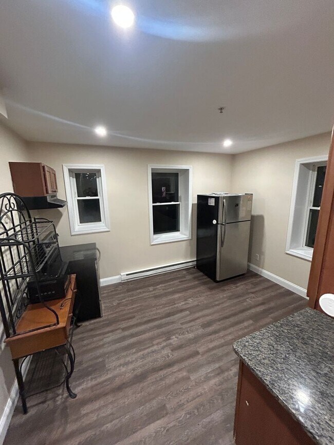 Building Photo - 1039 Main St