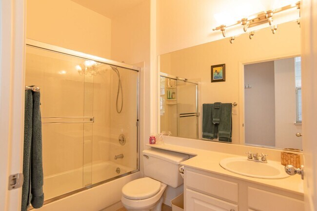 Building Photo - Light & Bright Top Floor Condo Near Apple ...