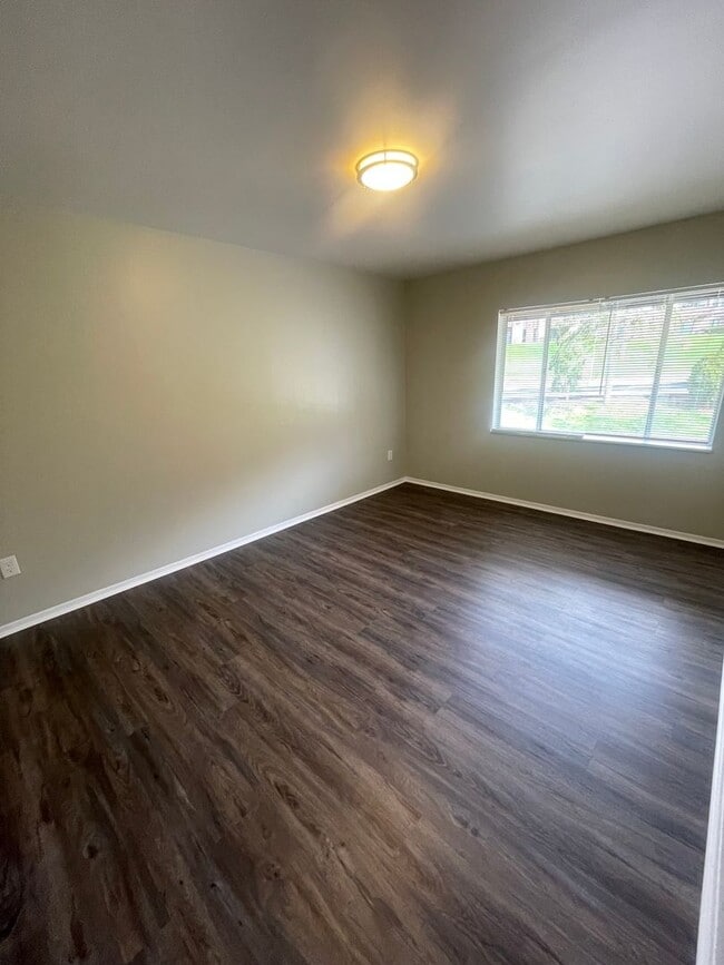 Building Photo - Recently Renovated 2 Bed, 1 Bath Condo for Lease NOW!