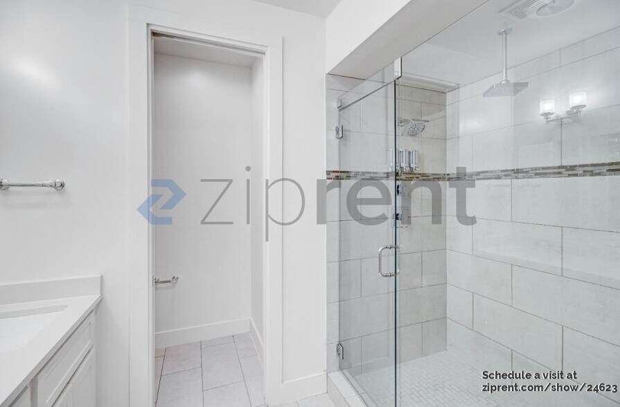 Building Photo - 3010 Zenia Dr