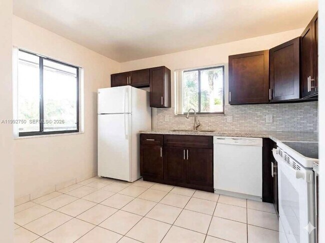 Building Photo - 357 Lakeview Dr