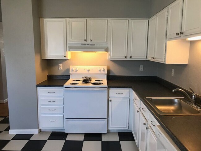 Building Photo - Bright & Beautiful 2-bedroom 1 Bath Across...